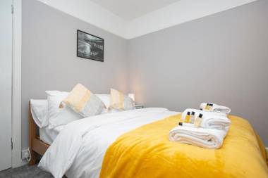 Family-Stay-Sparkling-Large-Modern House-Central Location-Beach-Shops-Restaurants-Free Parking-Garden- Ready for You -