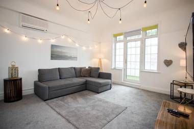 Richmond Views - Prime Town Centre Location - Close to the beach!