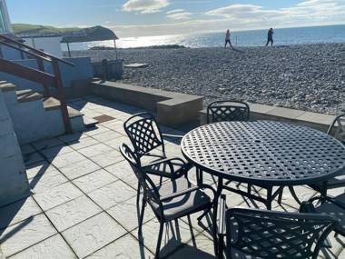 Stunning 4-bedroom House on Borth beach