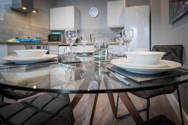 Gordon Moon Suites Bolton Centre Apartments