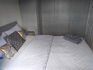 Beautiful 2-Bed House in Bolton with free parking