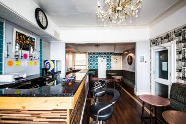 MyRoomz Hollingdales Hotel