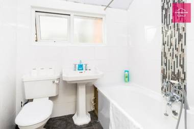 Contractors Digs with Bedrooms with 6 Separate Beds close to NEC HS2 and JLR by Birmingham Contractor Stays