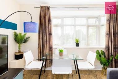 Contractors Digs with Bedrooms with 6 Separate Beds close to NEC HS2 and JLR by Birmingham Contractor Stays