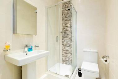 Zen Quality Beautiful 2 Bedroom Apartment 4 single beds with Free Parking and Wifi close to Alexander Stadium