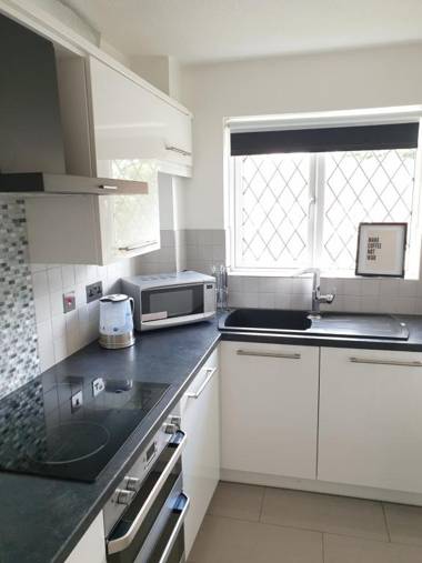 A Style 1 Bed Flat by Be More Homely Serviced Accommodation & Apartments Birmingham With King Bed Sleeps 4 Fast Broadband off road Parking - JUA