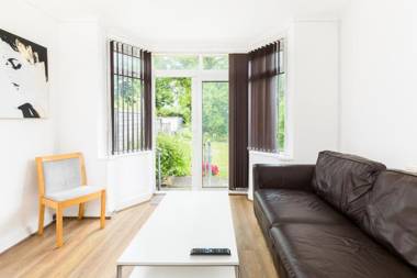 Quality Contractor House in Lulworth Solihull 4 Bedrooms Separate Beds with Parking and Wifi also good for families