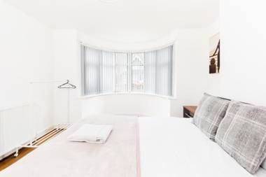 Quality Contractor House in Lulworth Solihull 4 Bedrooms Separate Beds with Parking and Wifi also good for families