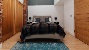 EXPOSED BRICKWORK TOWNHOUSE w FREE SECURED PARKING