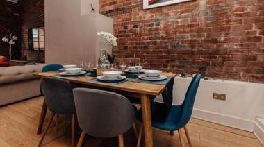 EXPOSED BRICKWORK TOWNHOUSE w FREE SECURED PARKING