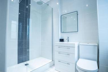 4 Bedroom Modern Home W/ Balcony & Free Parking