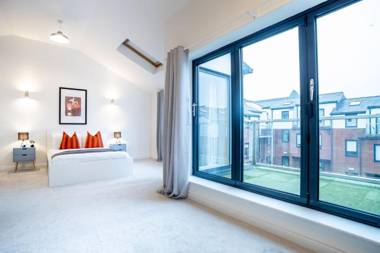 4 Bedroom Modern Home W/ Balcony & Free Parking