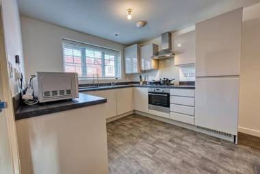 Modern 4 Bedroom 2 Bath House with Parking Tyseley Birmingham