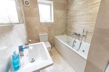 Spacious 3 Bedroom house 10 mins to Birmingham