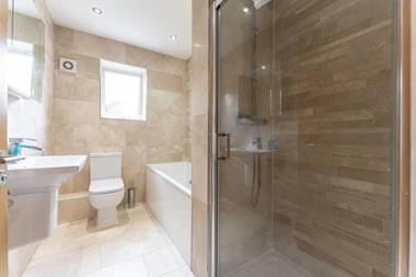 Spacious 3 Bedroom house 10 mins to Birmingham