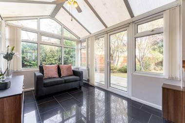 Spacious 3 Bedroom house 10 mins to Birmingham