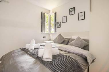 Entire Apartment Fast WiFi Free Parking Free Prime Video & Netflix