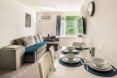 Entire Apartment Fast WiFi Free Parking Free Prime Video & Netflix