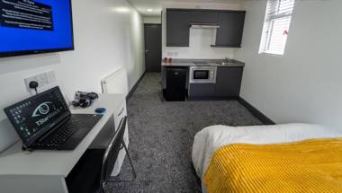 Spacious studio right by QE and UOB