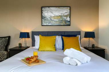 Premium 4 large double bed townhouse in Bicester next to Bicester Village