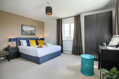 Premium 4 large double bed townhouse in Bicester next to Bicester Village