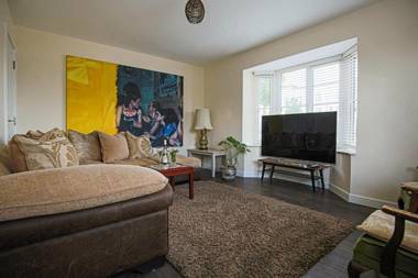 Premium 4 large double bed townhouse in Bicester next to Bicester Village