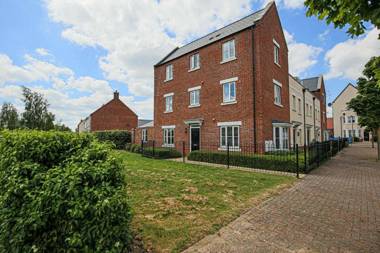 Premium 4 large double bed townhouse in Bicester next to Bicester Village