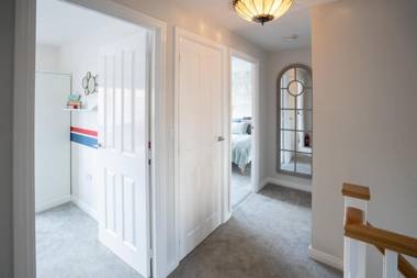 Immaculate 4-Bed House 5mins walk to Village shop