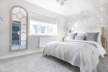 4 Bedroom Detached House 5mins walk to shopping village