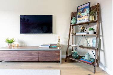 4 Bedroom Detached House 5mins walk to shopping village