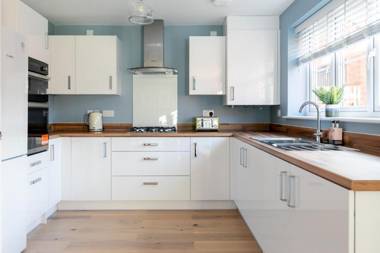 4 Bedroom Detached House 5mins walk to shopping village