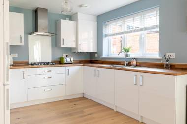 4 Bedroom Detached House 5mins walk to shopping village