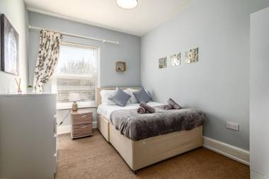 Large Contractor House in Great Location with FREE Parking - Staycation welcome by ComfyWorkers