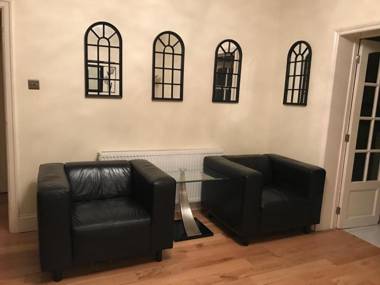 3-Bed Semi-Detached House Wifi Parking Outdoor Space