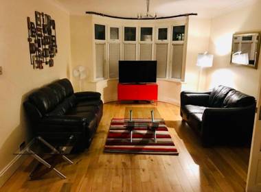 3-Bed Semi-Detached House Wifi Parking Outdoor Space