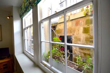 Garrard's Retreat - 1 Bedroom with marble floors & patio