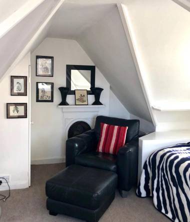 Skylight Loft - Unique flat in Gothic Victorian Villa