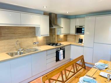 Spacious 2 Bed Apartment With Off Street Parking