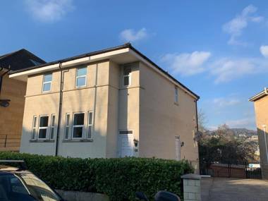 Spacious 2 Bed Apartment With Off Street Parking 