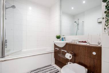 Basildon - Dwellers Delight Living Ltd Serviced Accommodation  2 Bedroom Penthouse with Free Wifi & secure parking