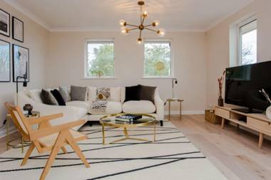 The Sparkford Gardens - Lovely 2BDR with Balcony