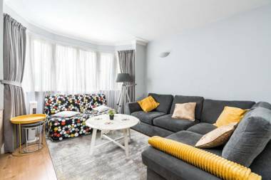 Sleek 2BD Home close Brent Cross Shopping Centre