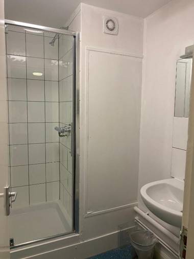 Charming Rooms for Students Only CRICKLEWOOD LANE - SK