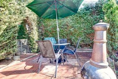 The Old Smiddy Cottage and Apartment