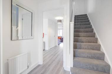 Modern 5 Bedroom 3 Bathroom House Aylesbury