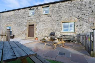 The Holmes Barn - Sleeps 16 - Peak district