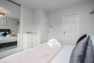 Ascot Pet Friendly Detached 4 Bed House Free Parking