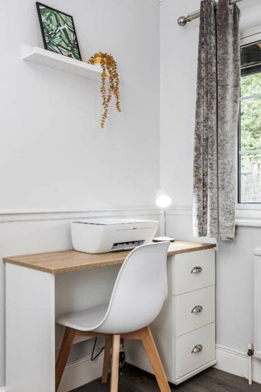 Ascot Pet Friendly Detached 4 Bed House Free Parking