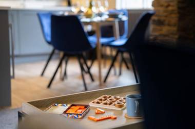 Spacious - Contemporary 2BR Apartment - Central Ambleside - Parking