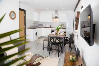 Old Trafford Apartments by BEVOLVE - Free Parking